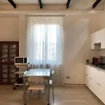 Cozy And Bright Flat In Isola